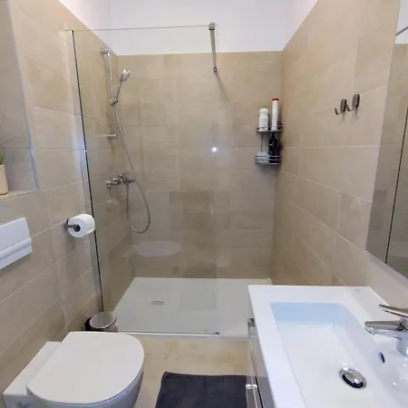 Seven 7 Apartment *